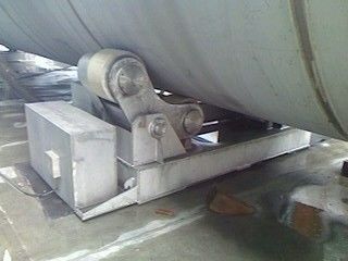 Remove tanks dirty by corrosive liquid rolling use welding rotator with prevent-water motor